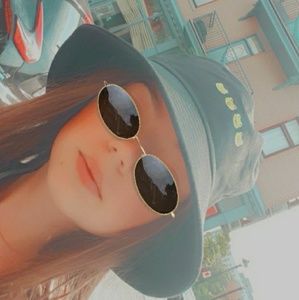 Meet your Posher, Emmanuelle